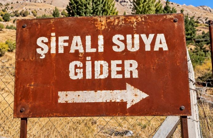 Kahramanmaraş’ta Kayaların Arasından Maden Suyu Akıyor