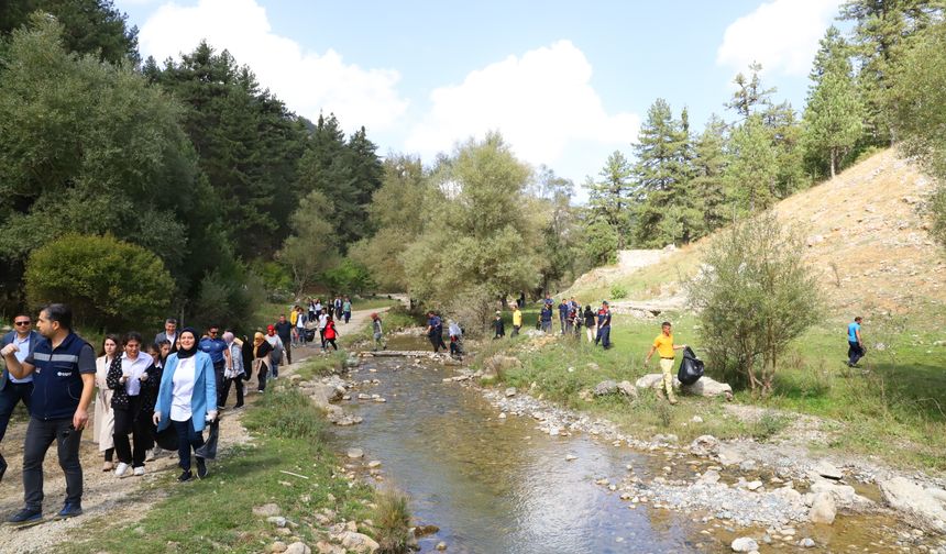 Öğrenciler Kırksu Vadisi'ni Temizledi