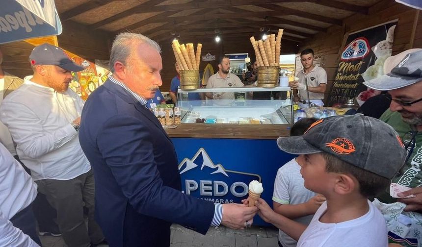 TBMM Başkanı Şentop Maraş dondurması dağıttı