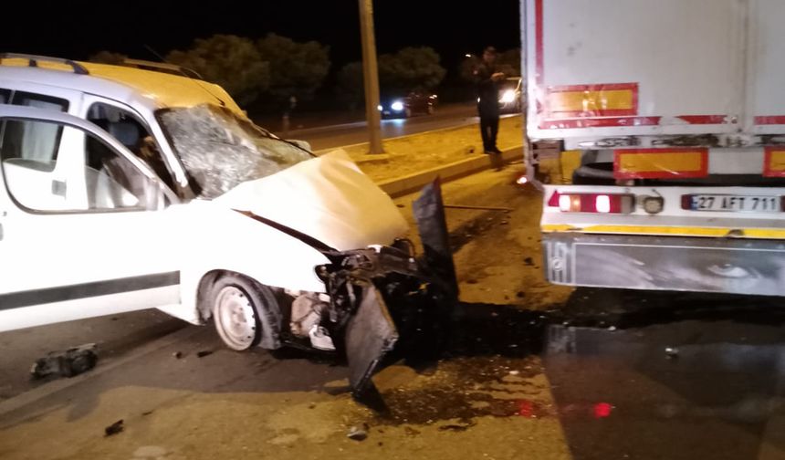Kahramanmaraş’ta hafif ticari araç tıra çarptı: 1 yaralı