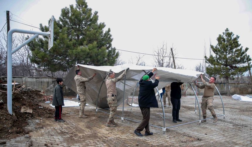 Depremde büyük yıkımın yaşandığı kırsal mahallede yaralar sarılıyor