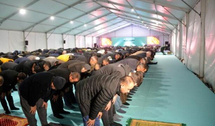 Depremin merkez üssü Kahramanmaraş'ta ilk teravih namazı