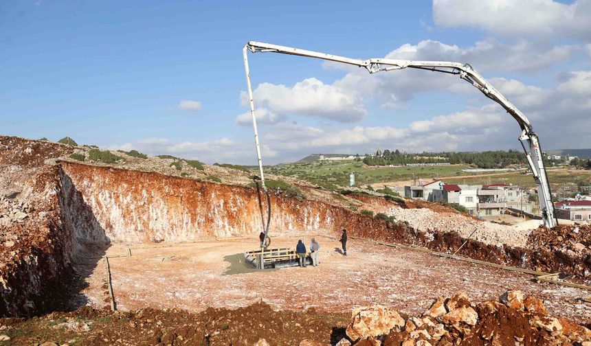 Pazarcık'ta konteyner kent ve TOKİ konutlarının yapım çalışmaları sürüyor