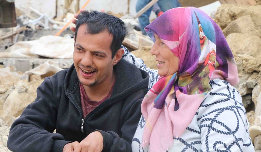 Deprem travması yaşayan engelli Metehan, annesinin yanından ayrılamıyor