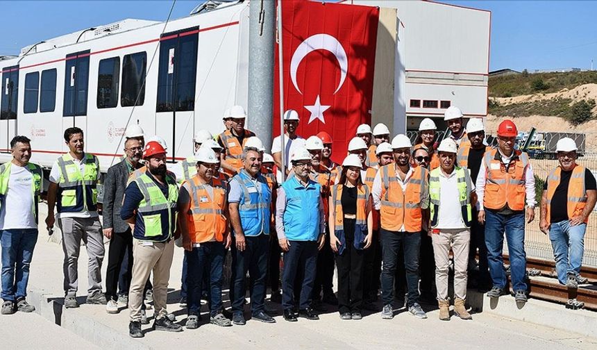 İlk yerli ve milli sürücüsüz metro aracı raylara indirildi