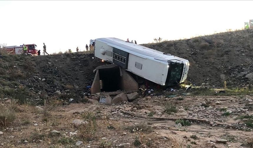 Yolcu otobüsü şarampole devrildi, 3 kişi hayatını kaybetti