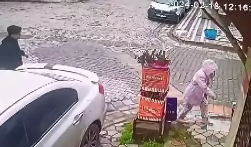 Hırsız küçük kızın elindeki parayı çalıp kaçtı