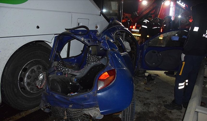 Yolcu otobüsü ile otomobilin çarpıştığı kazada 1 kişi öldü, 3 kişi yaralandı