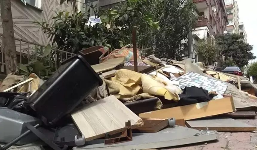 Kiracılara kızan ev sahibi eşyaları balkondan attı