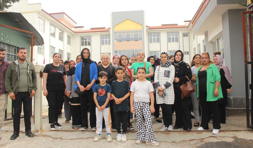 Kahramanmaraş'ta veliler okulun kapatılıp çocukların başka okula gönderilmesine tepki gösterdi