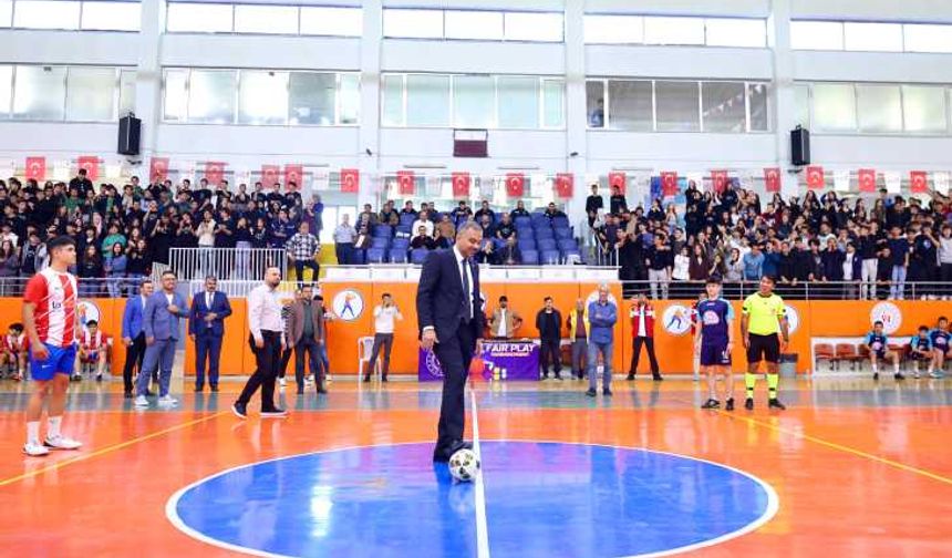 Başkan Toptaş, Cumhuriyet Spor Şöleni futsal finalini izledi