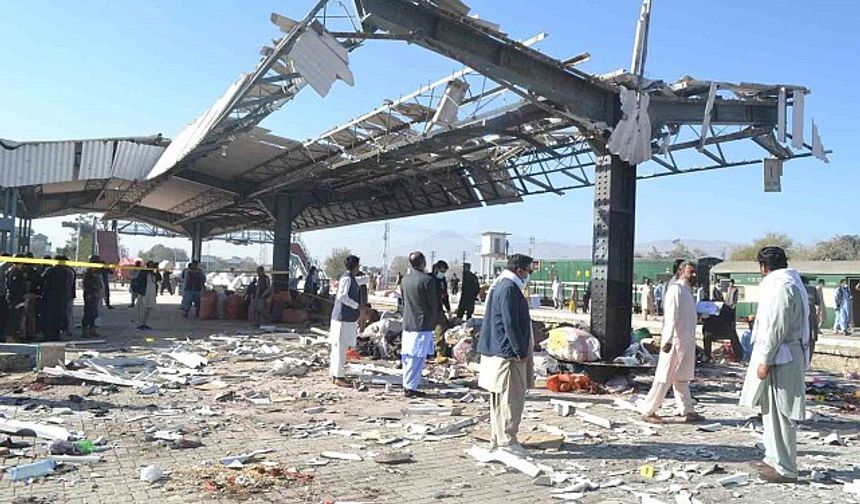 Pakistan'da tren istasyonunda bombalı saldırı: 24 ölü, 44 yaralı