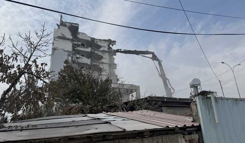 Türkoğlu'nda ağır hasarlı binaların yıkımı devam ediyor