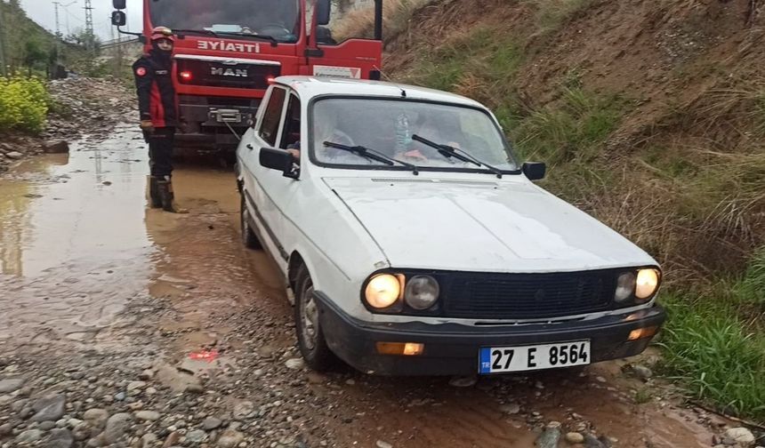Kahramanmaraş’ta Sümbüllü Deresi Taştı: 3 Kişi Araç İçinde Mahsur Kaldı