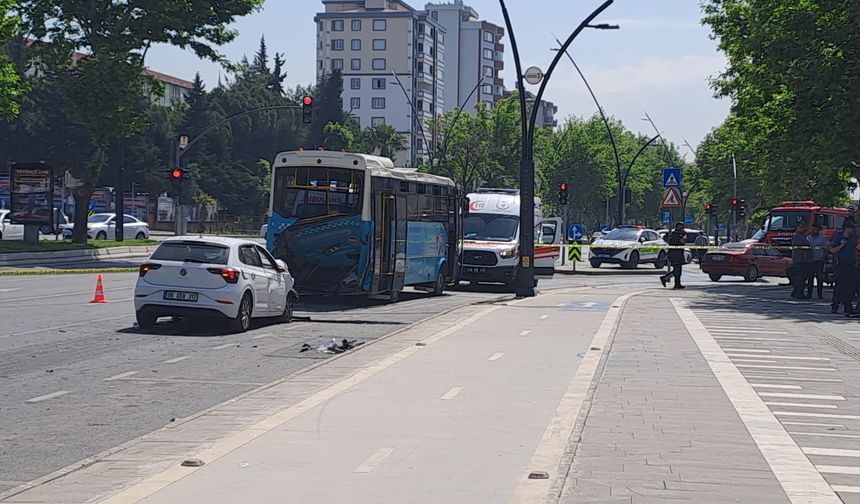 Kahramanmaraş’ta Otomobil Halk Otobüsüne Çarptı: 9 Yaralı