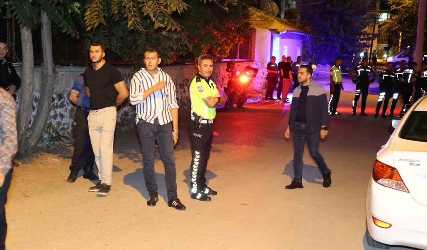 Komşusunu, Ailesini ve Kendini Vurdu