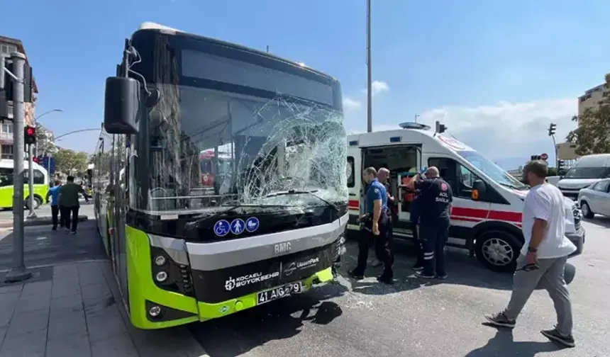 Kavşakta belediye otobüsü ile kamyonet çarpıştı; 1’i çocuk, 5 yaralı