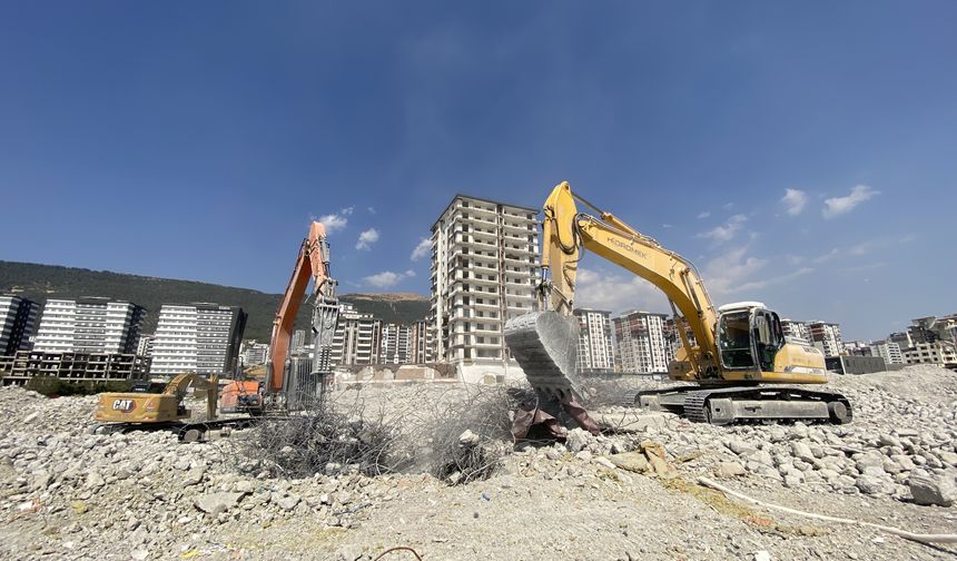 Kahramanmaraş'ta ağır hasarlı binaların yıkımı sürüyor