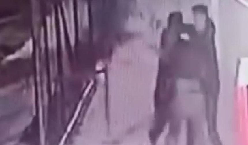 Lise öğrencilerini dövüp bacaklarından bıçakladılar