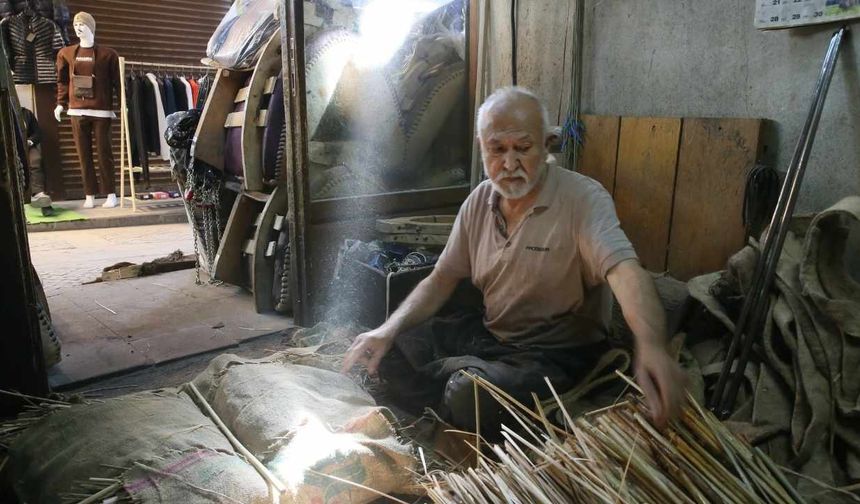 Kahramanmaraş'ta 60 yıllık semerci ustası mesleğini yaşatmaya çalışıyor