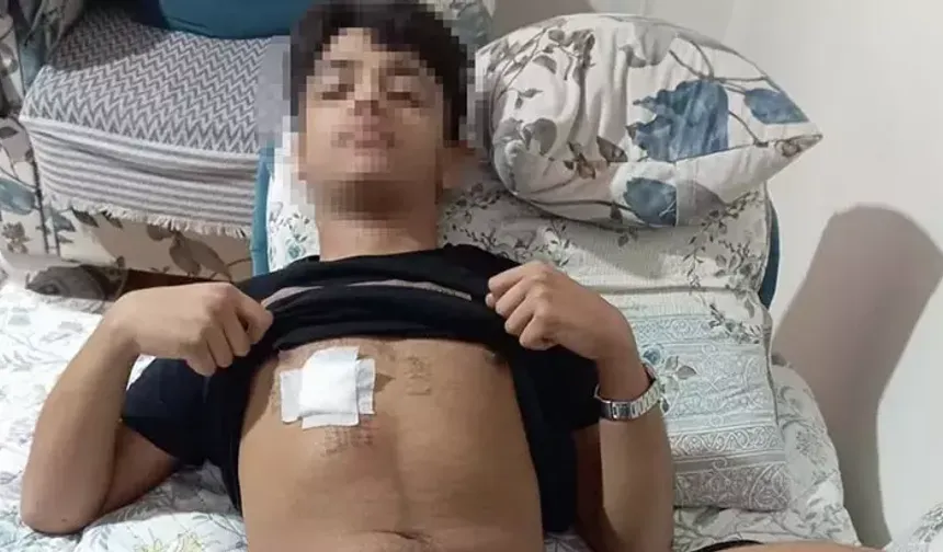 Eski sevgilisiyle yazıştığı akranı ve onun arkadaşları tarafından dövülüp, bıçaklandı