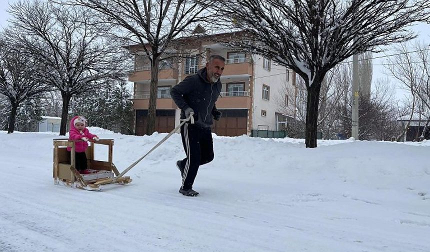 Afşinli Maratoncu Ali Ayar, Kar Üzerinde Torununu Çekerek Antrenman Yapıyor