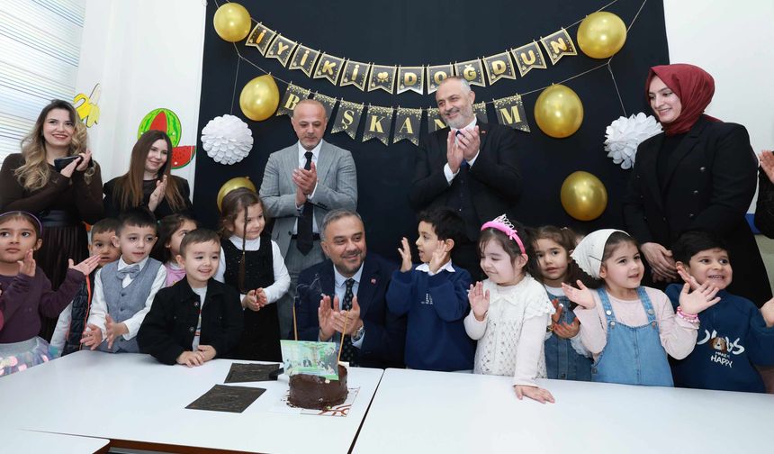 Başkan Toptaş’a karne programında miniklerden doğum günü sürprizi