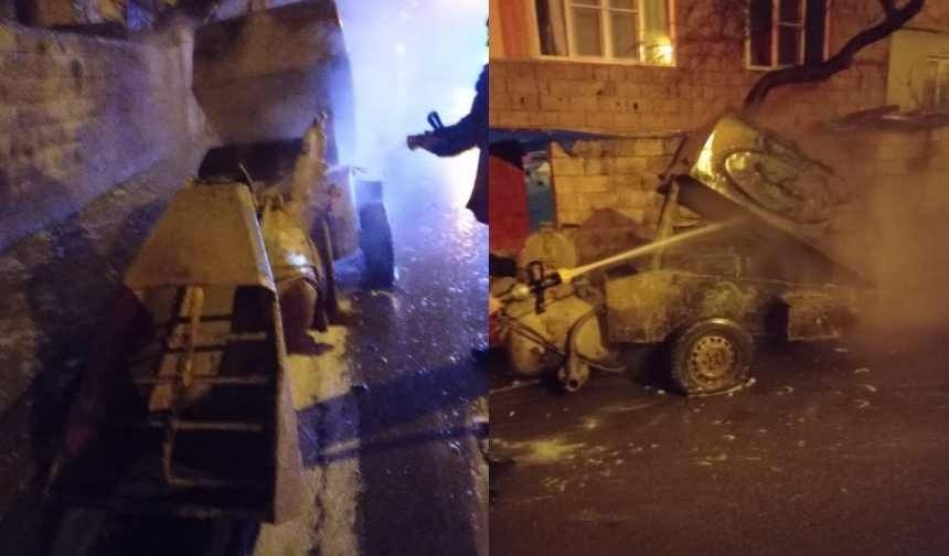 Kahramanmaraş’ta yanan iş makinesinden geriye demir yığını kaldı