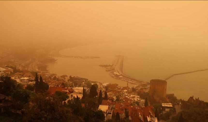 Afrika'dan gelen çöl tozu sonucu bazı iller turuncuya büründü