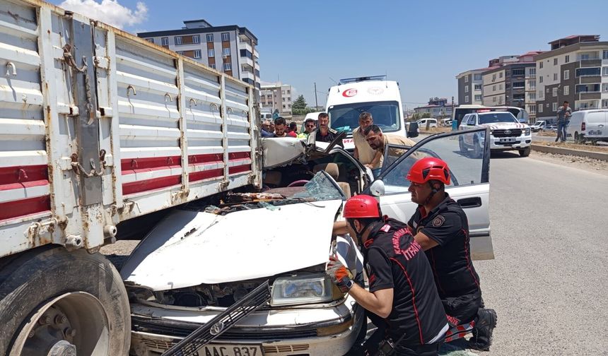 Kahramanmaraş’ta otomobil TIR’a çarptı: 2 yaralı