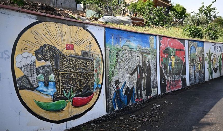 Kahramanmaraş'ta istinat duvarları sanatsal çizimlerle renkleniyor