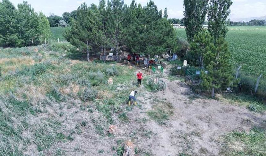 Elbistan’da 15 Mahalle Mezarlığında Bakım Çalışması Tamamlandı