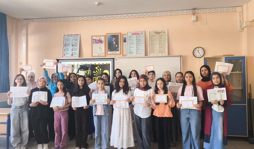 Kahramanmaraş’ta Ortaokul Öğrencilerinin Karne Heyecanı