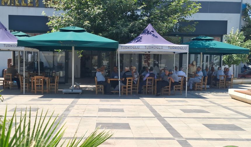 Türkoğlu Millet Meydanı’nda Çay da Karpuz da Ücretsiz