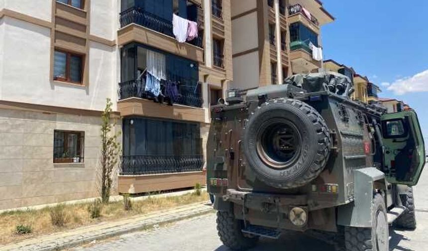 Elbistan’da Anne ve Babasını Rehin Aldı, Özel Harekat Evin Çevresini Sardı