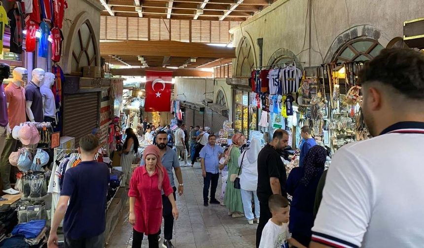Kahramanmaraş'ta Sıcaktan Bunalanlar Kapalı Çarşıya Akın Etti