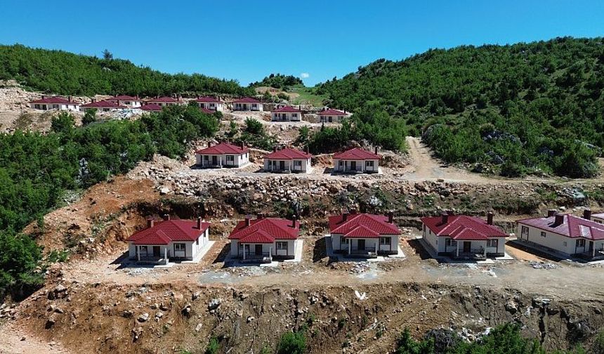 Aylardır boş bekleyen 30 adet çelik köy evinde nihayet çalışmalar başladı