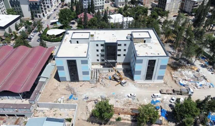 Kahramanmaraş Lisesi’nin yeniden inşasında çalışmalar devam ediyor
