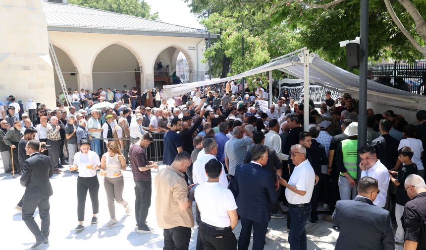 Okul Saldırısı Şehitlerinin Anısına Aşure Dağıtıldı