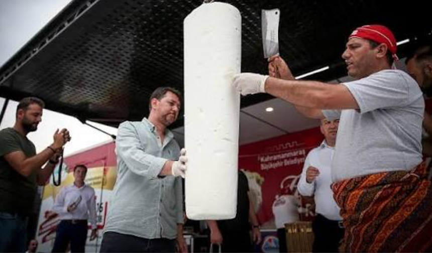 1 Ton Maraş Dondurması Dakikalar İçinde İlgi Odağı Oldu