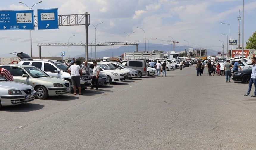 Kahramanmaraş'ta ikinci el oto pazarı sinek avlıyor