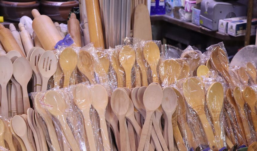 Kahramanmaraş’ta geleneksel oyma kaşıklar 50 TL den satışa sunuluyor