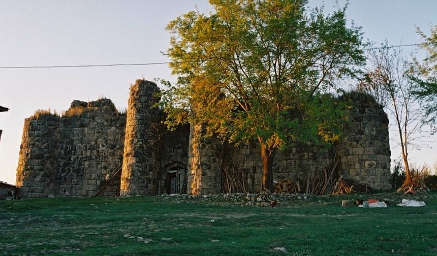 Taş Duvarlarının Ardında Yüzyıllık Bir Tarih Saklı