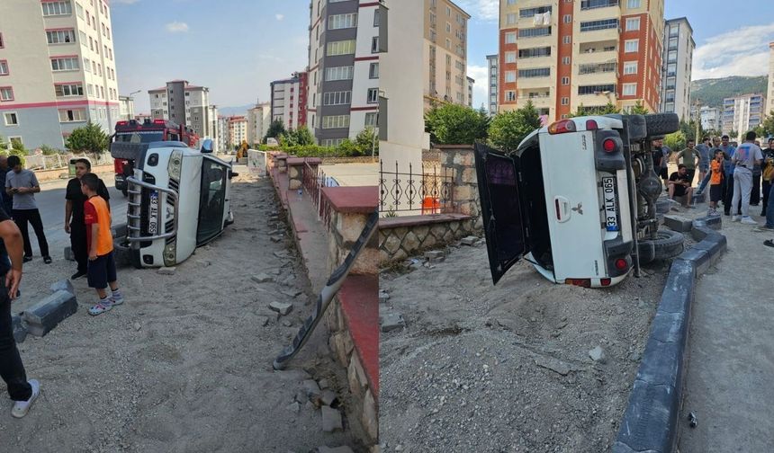 Kahramanmaraş’ta Kaldırıma Çarpan Araç Takla Attı: 2 Yaralı