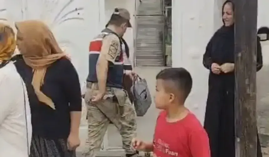 Ev sahibini bıçaklayıp sandalyeye bağladılar, gasbettikleri altınlarla kaçtılar