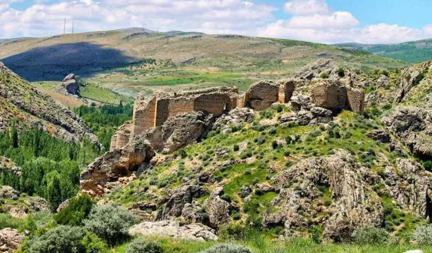 Hurman Kalesi 14 Burçlu Mimarisiyle Dikkat Çekiyor