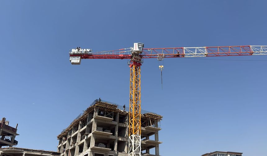 Kahramanmaraş’ta maaşlarını alamayan 3 işçi vincin üzerine çıktı