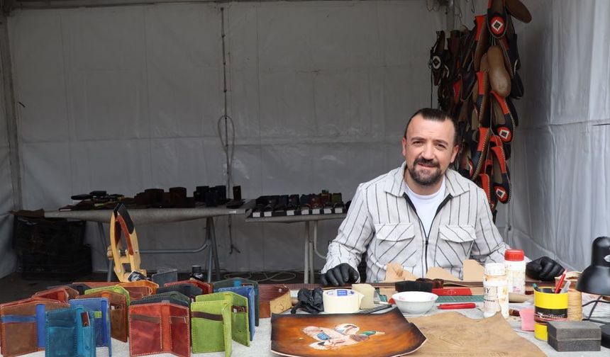 Kahramanmaraşlı Ustanın Deri İşlemeleri Kitap Fuarında İlgi Görüyor