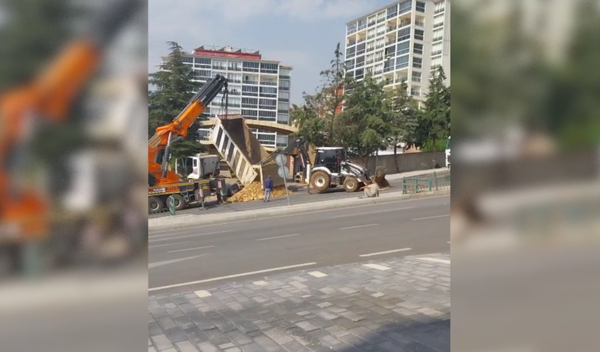 Kahramanmaraş’ta kontrolden çıkan kamyon site kapısına çarptı