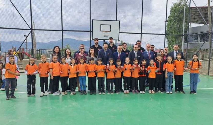 Kahramanmaraş’ta Yeniyapan İlkokulu’na kütüphane ve basketbol sahası kazandırıldı